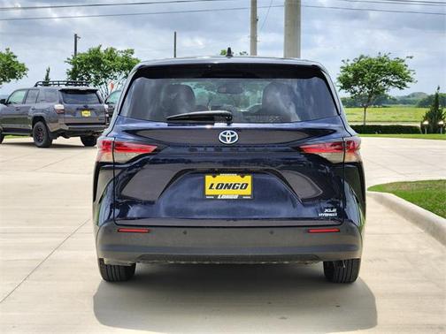 2021 Toyota Sienna XLE 8 Passenger