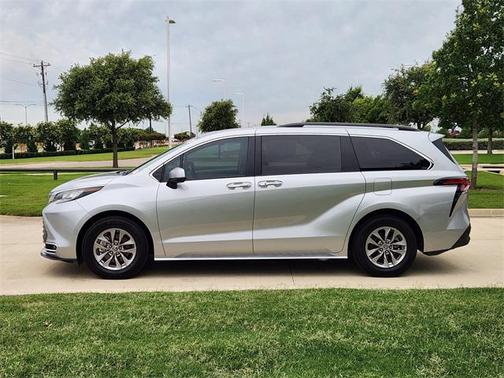 2022 Toyota Sienna XLE
