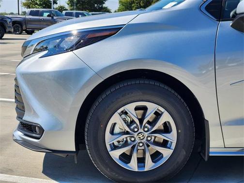 2025 Toyota Sienna XLE 8 Passenger