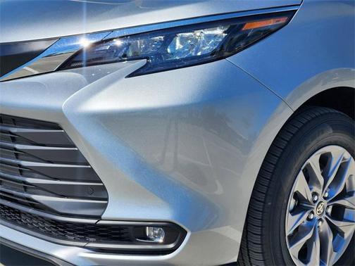 2025 Toyota Sienna XLE 8 Passenger