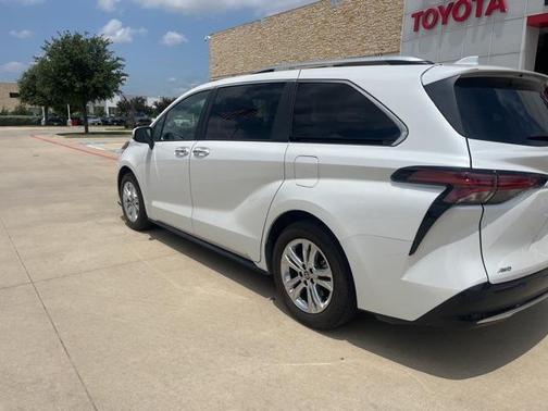2023 Toyota Sienna Platinum 7 Passenger