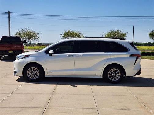 2021 Toyota Sienna XLE 8 Passenger