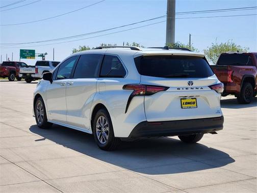 2021 Toyota Sienna XLE 8 Passenger