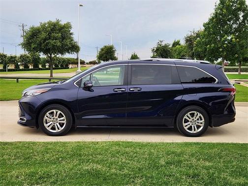 2023 Toyota Sienna Platinum 7 Passenger