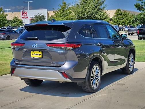 2022 Toyota Highlander Hybrid Platinum