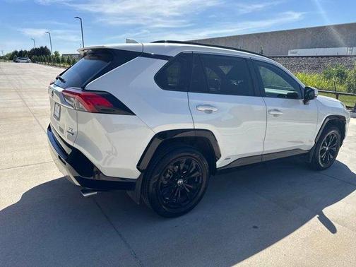2022 Toyota RAV4 Hybrid SE