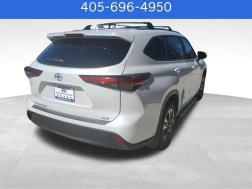 Wind Chill Pearl 2023 Toyota Highlander XLE