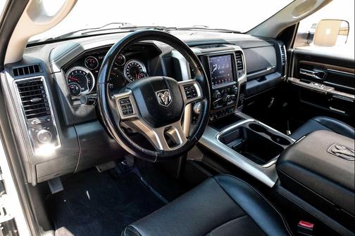Bright White Clearcoat 2018 RAM 1500 Laramie