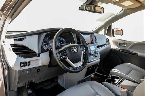 2018 Toyota Sienna XLE
