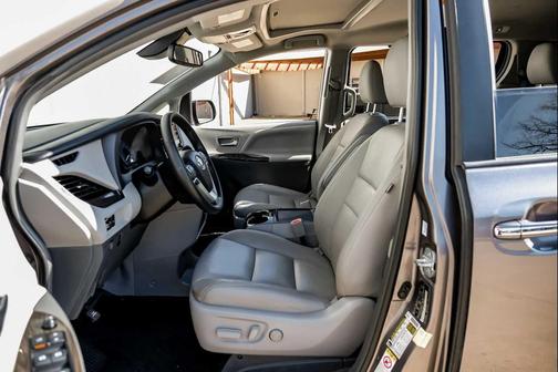 2018 Toyota Sienna XLE