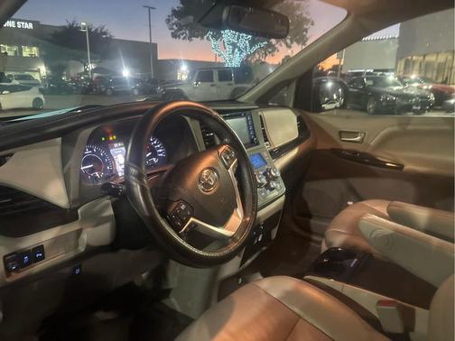 2018 Toyota Sienna XLE