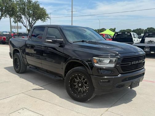 Diamond Black Crystal Pearlcoat 2019 RAM 1500 Laramie