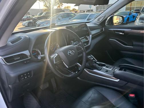 2021 Toyota Highlander Hybrid Platinum