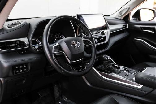 2021 Toyota Highlander Hybrid Platinum