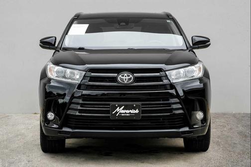 Midnight Black Metallic 2018 Toyota Highlander SE