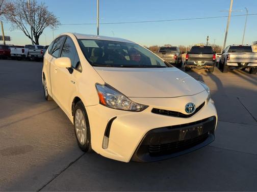 2017 Toyota Prius v Five