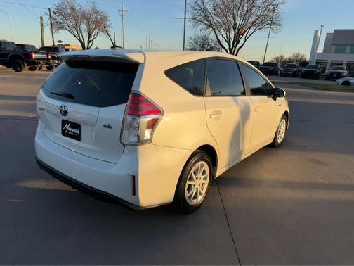 2017 Toyota Prius v Five