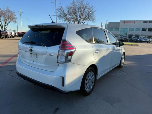 2017 Toyota Prius v Five