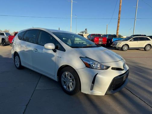2017 Toyota Prius v Five