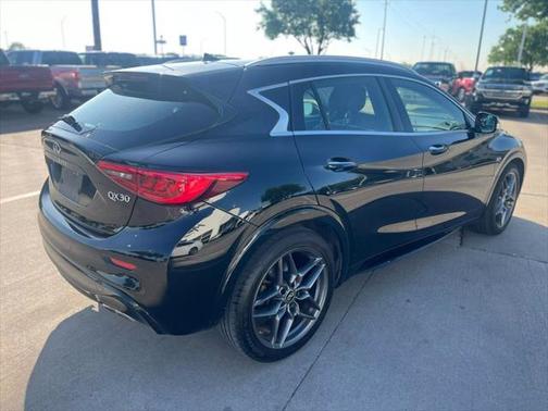 2017 INFINITI QX30 Premium
