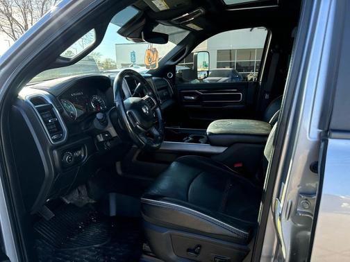 2020 RAM 3500 Laramie Crew Cab 4x4 8' Box