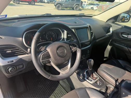 Bright White Clearcoat 2016 Jeep Cherokee Trailhawk