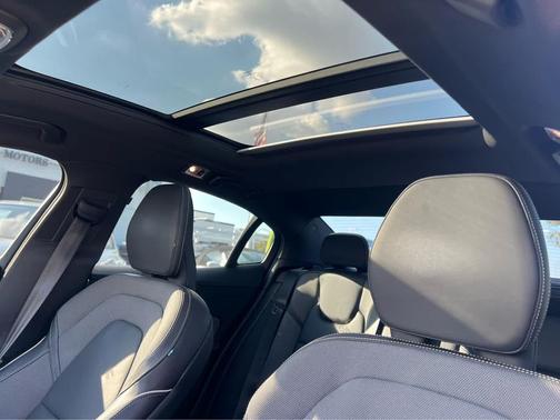 2022 Volvo S60 T5 R-Design