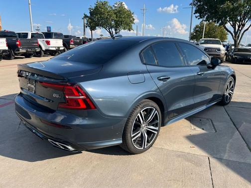 2022 Volvo S60 T5 R-Design
