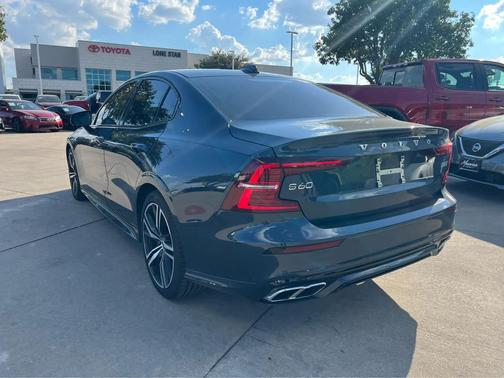 2022 Volvo S60 T5 R-Design