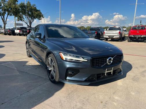 2022 Volvo S60 T5 R-Design