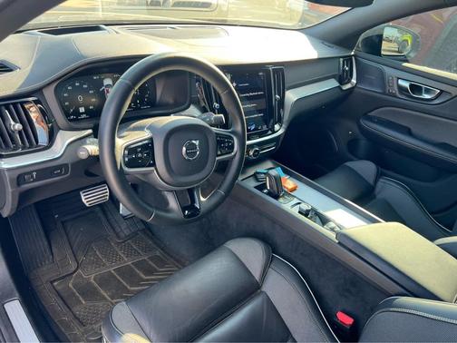 2022 Volvo S60 T5 R-Design