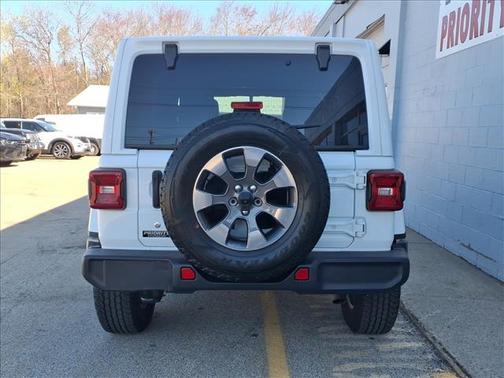 Bright White Clearcoat 2018 Jeep Wrangler Unlimited Sahara