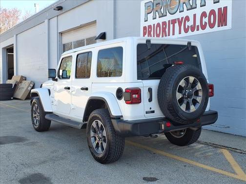 Bright White Clearcoat 2018 Jeep Wrangler Unlimited Sahara