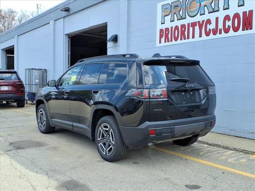Diamond Black Crystal Pearlcoat 2026 Jeep Cherokee Laredo 4x4