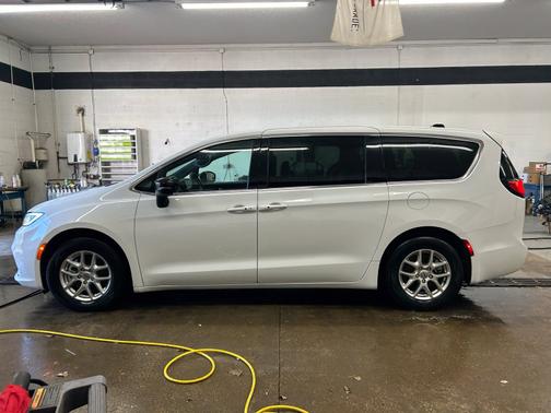 Bright White Clearcoat 2025 Chrysler Pacifica Select