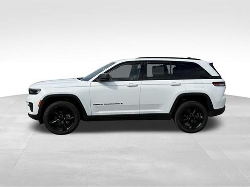Bright White Clearcoat 2023 Jeep Grand Cherokee Altitude
