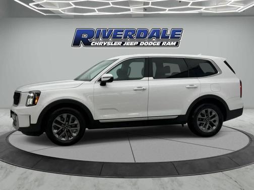 Glacial White Pearl 2023 Kia Telluride LX