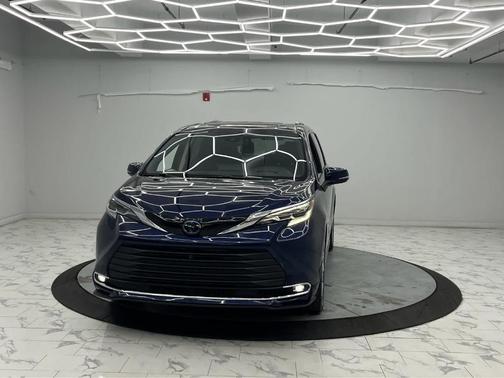 2022 Toyota Sienna Platinum 7 Passenger