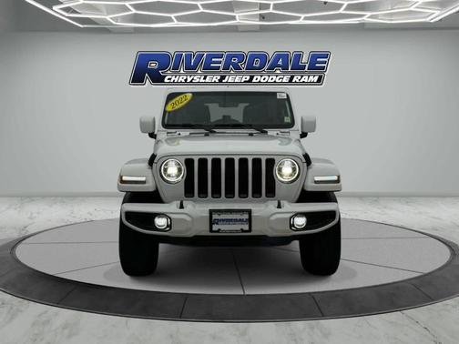 Bright White Clearcoat 2022 Jeep Wrangler Unlimited Sahara