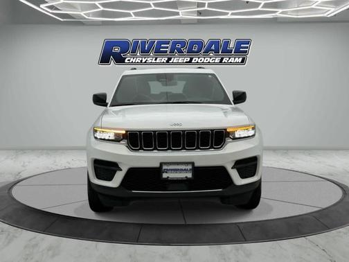 Bright White Clearcoat 2025 Jeep Grand Cherokee Laredo X