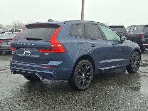 2024 Volvo XC60 B5 Plus Dark Theme