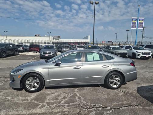 2022 Hyundai SONATA SE