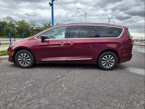 Velvet Red Pearlcoat 2020 Chrysler Pacifica Touring-L Plus