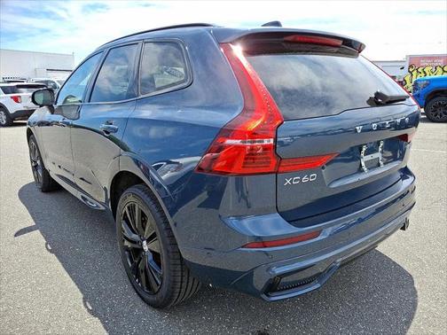 2024 Volvo XC60 B5 Plus Dark Theme