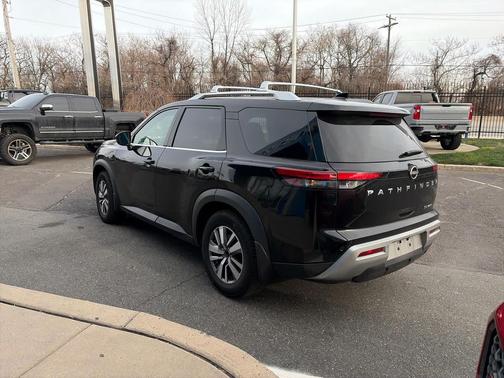 2022 Nissan Pathfinder SL 4WD