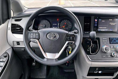 2017 Toyota Sienna LE