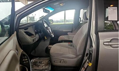 2016 Toyota Sienna LE