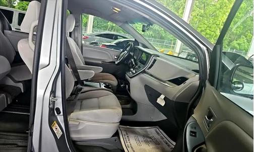 2016 Toyota Sienna LE