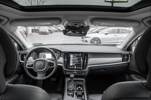 2017 Volvo S90 T6 Momentum