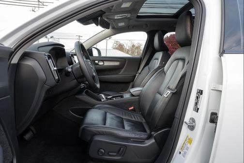 2023 Volvo XC40 B5 Plus Dark Theme